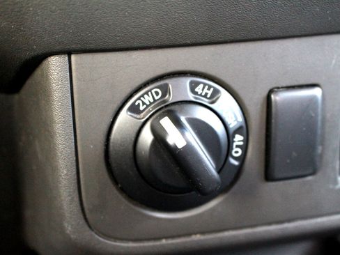 Used 2009 Nissan Frontier SE w/ SE Value Truck Pkg image 22