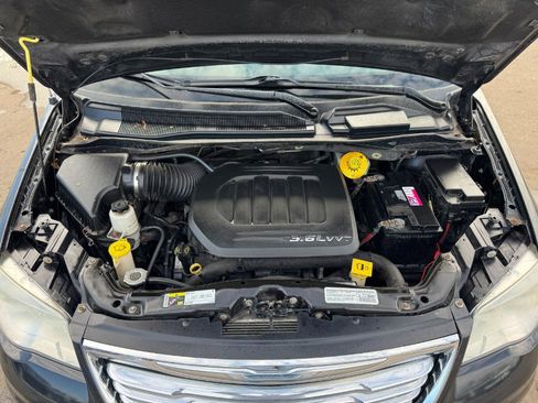 Used 2014 Chrysler Town & Country Touring-L w/ Driver Convenience Group image 25