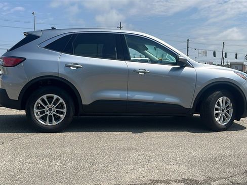 Used 2021 Ford Escape SE image 2
