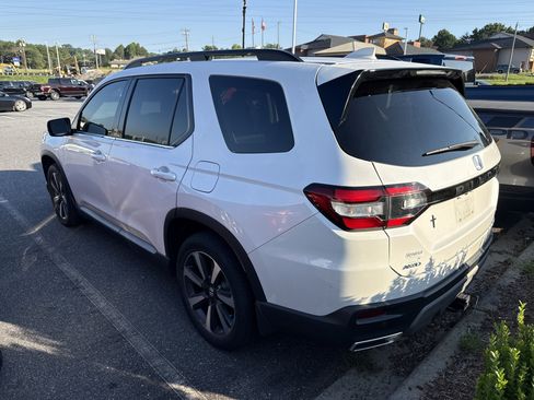 Used 2025 Honda Pilot Touring image 7