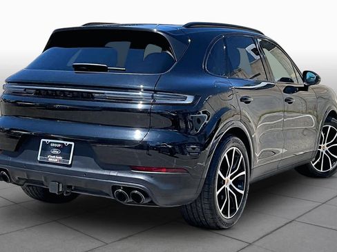 Used 2024 Porsche Cayenne AWD/4WD image 7