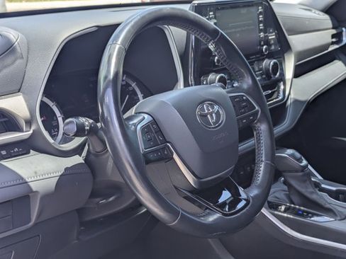 Used 2021 Toyota Highlander XLE AWD/4WD image 9