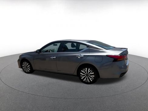 Used 2025 Nissan Altima 2.5 SV FWD image 9