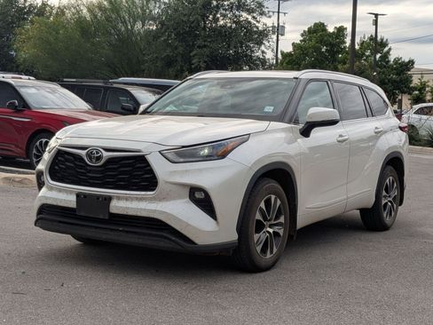 Used 2021 Toyota Highlander XLE AWD/4WD image 7
