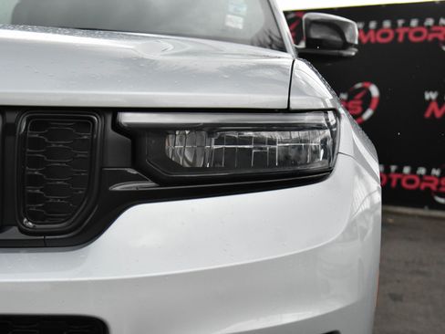 Used 2024 Jeep Grand Cherokee L Laredo AWD/4WD image 11