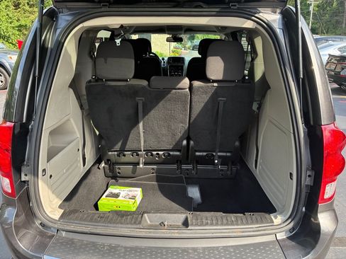 Used 2019 Dodge Grand Caravan SE FWD image 12
