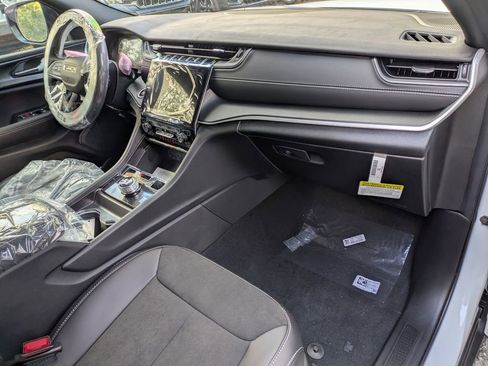 New 2025 Jeep Grand Cherokee L Altitude image 29