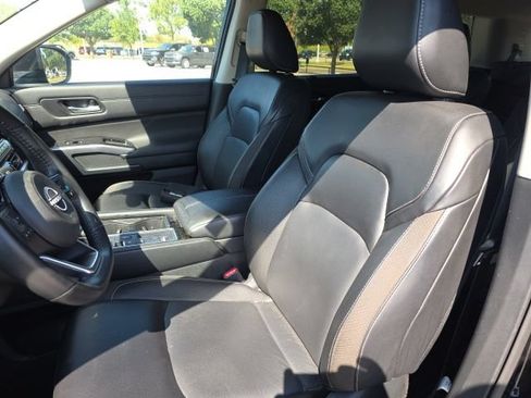 Used 2024 Nissan Pathfinder SL w/ SL Premium Package FWD image 6