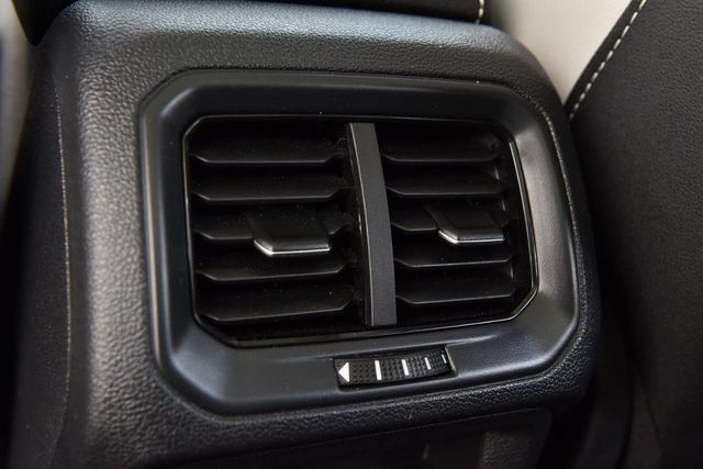 Used 2025 Volkswagen Taos SE w/ Panoramic Sunroof Package FWD image 22