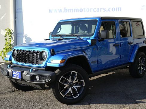 Used 2024 Jeep Wrangler Unlimited w/ Convenience Group AWD/4WD image 2