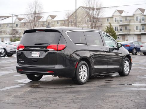 Used 2020 Chrysler Voyager LX FWD image 3