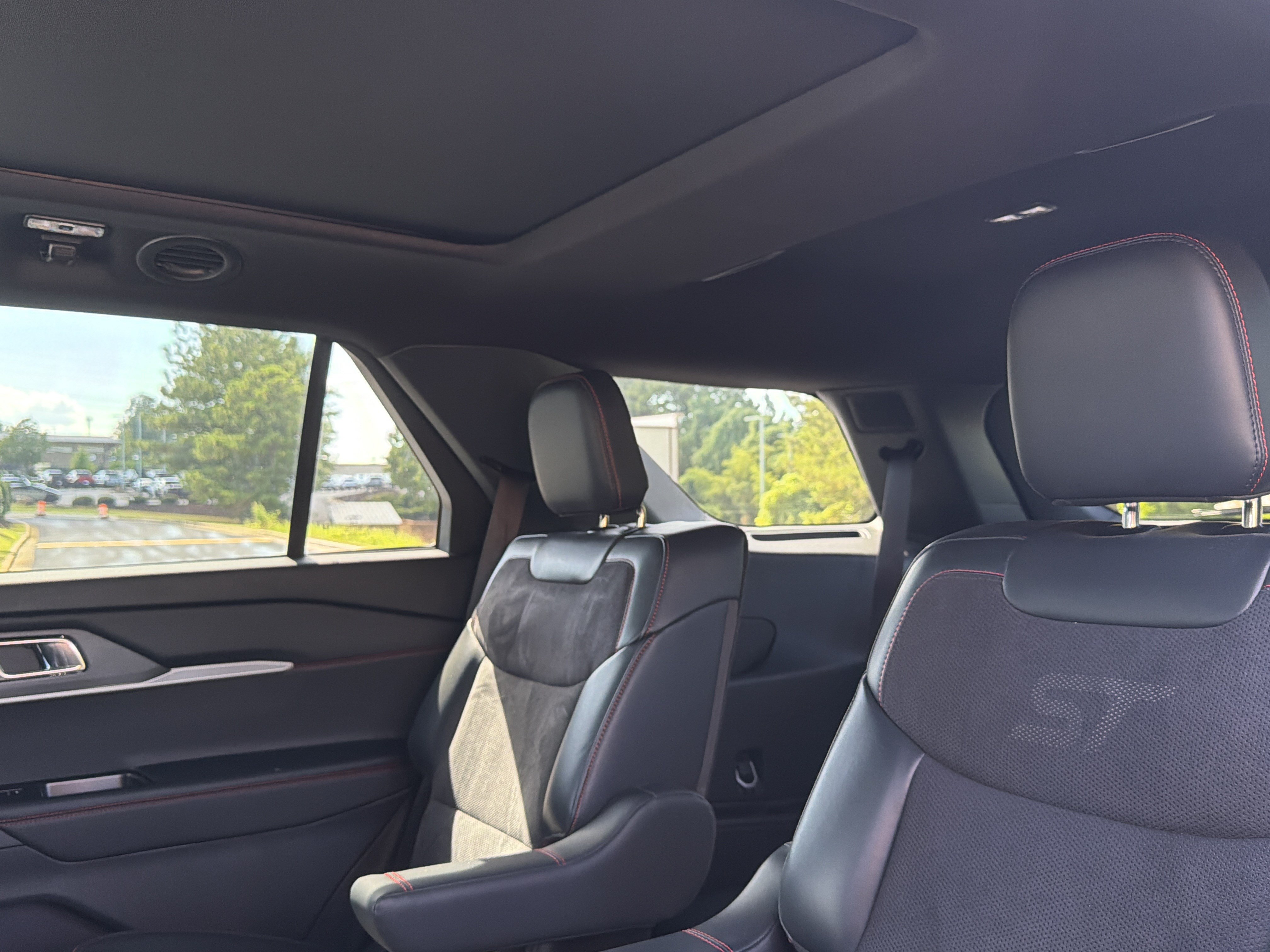 Used 2025 Ford Explorer ST w/ Sun And Sound Package AWD/4WD image 9
