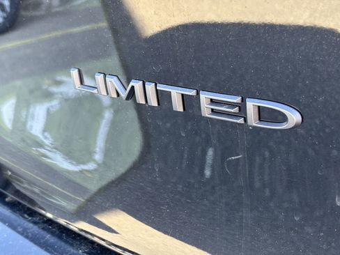 Used 2025 Chrysler Pacifica Limited image 12