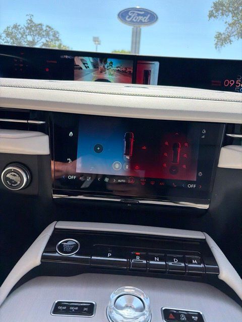 Used 2025 Lincoln Navigator Reserve AWD/4WD image 14
