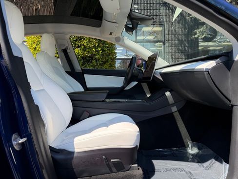 Used 2021 Tesla Model Y Long Range image 34