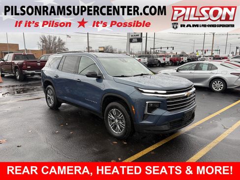 Used 2025 Chevrolet Traverse LT image 1