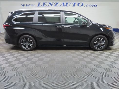 Used 2025 Toyota Sienna Platinum AWD/4WD image 2