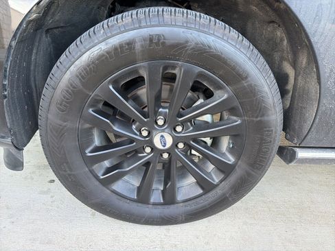 Used 2019 Ford Expedition Max Limited RWD image 2