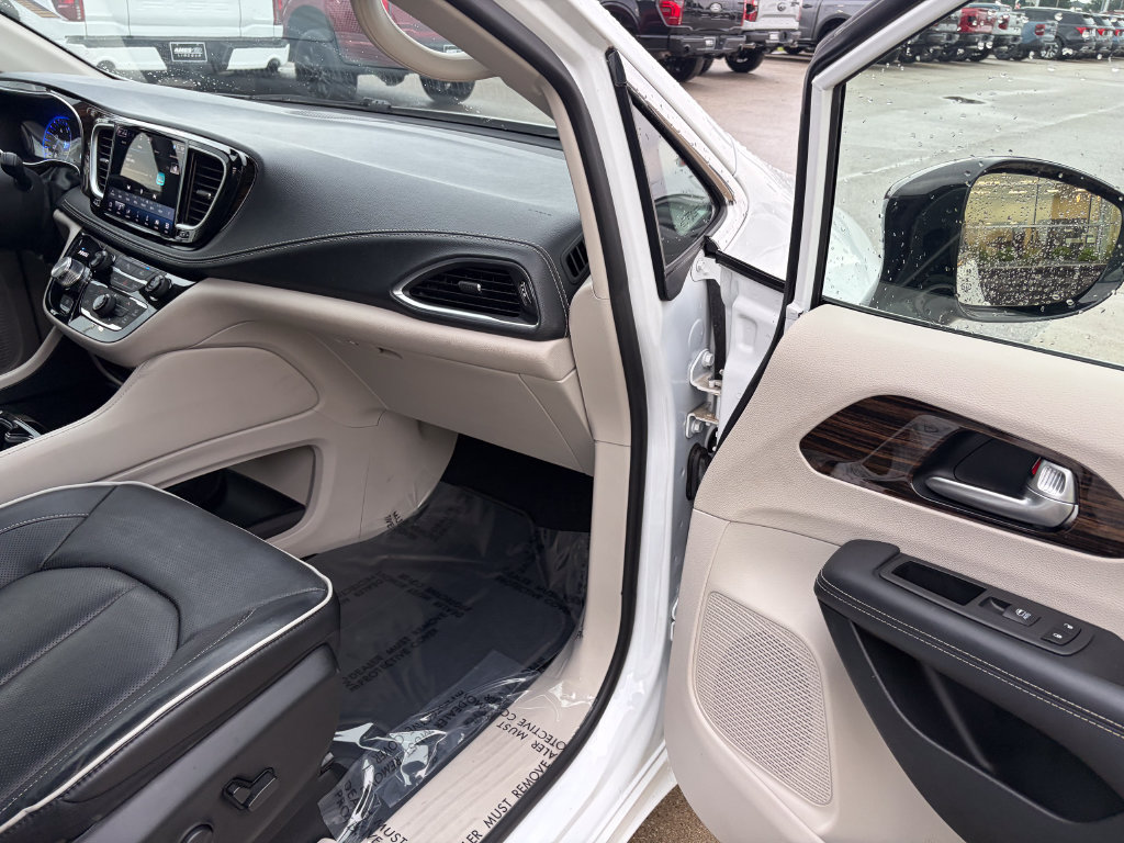 Used 2024 Chrysler Pacifica Limited FWD image 19