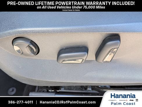 Used 2025 Volkswagen Taos SE FWD image 17