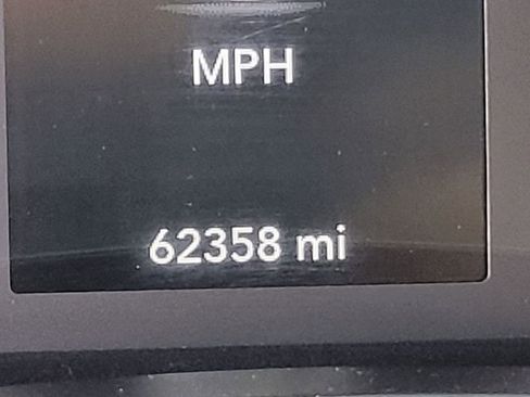 Used 2024 Chrysler Voyager LX image 8