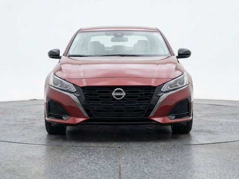 Used 2025 Nissan Altima 2.5 SV FWD image 2