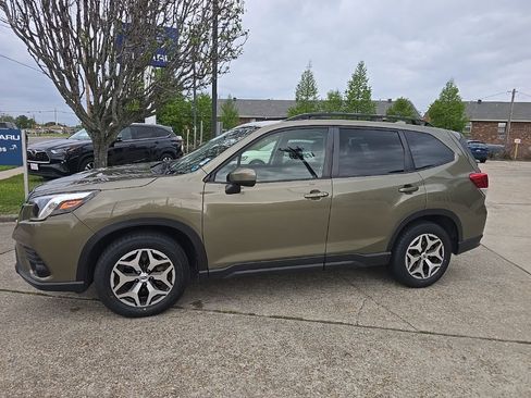 Used 2023 Subaru Forester Premium image 17