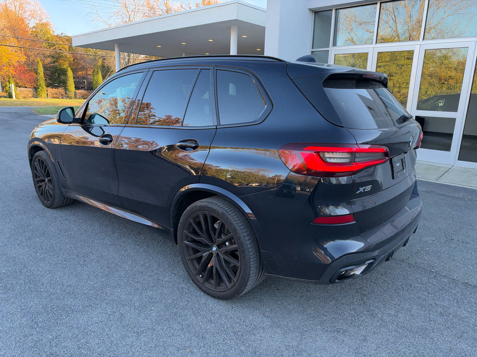 Used 2022 BMW X5 xDrive40i w/ M Sport Package AWD/4WD image 3