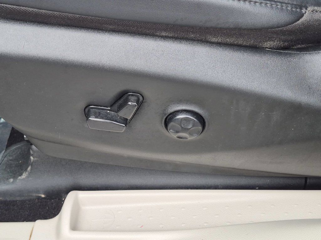Used 2024 Chrysler Pacifica Touring-L FWD image 12