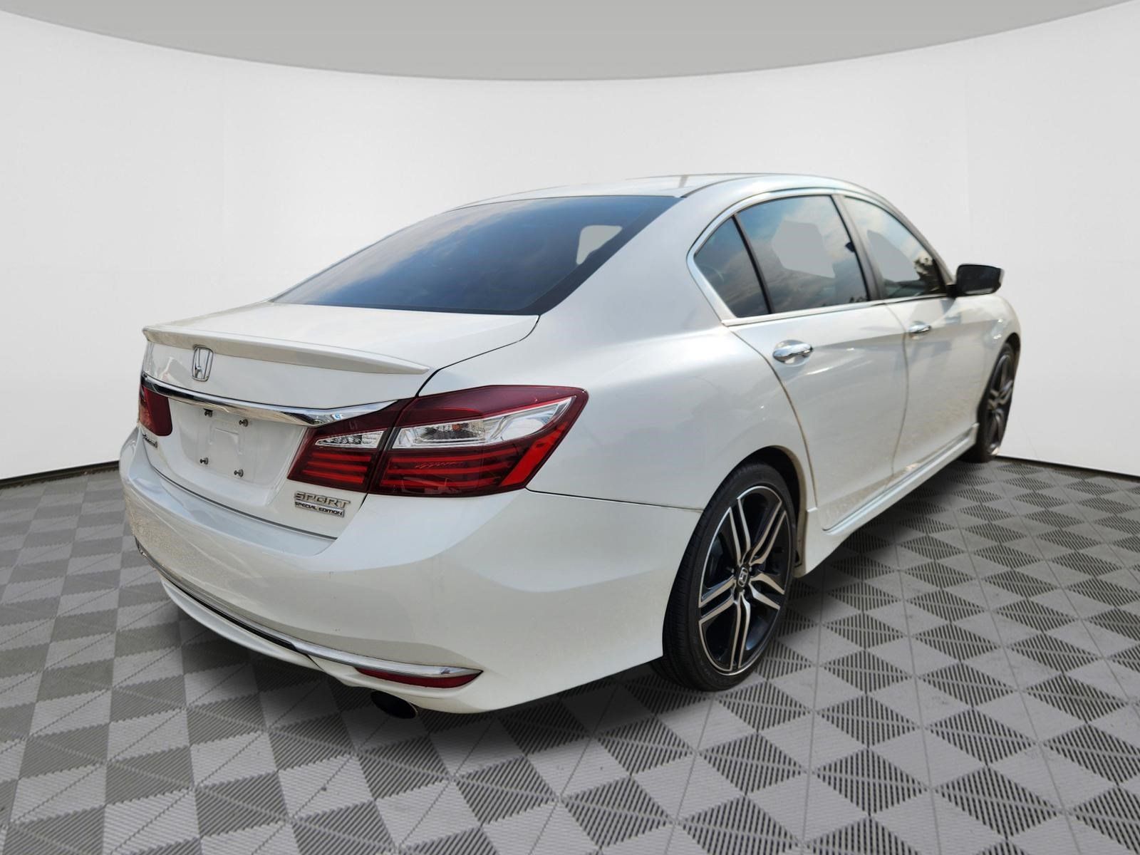 Used 2017 Honda Accord Sport Special Edition image 4