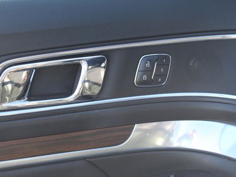 Used 2017 Ford Explorer Limited image 12