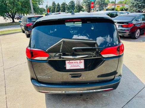 Used 2017 Chrysler Pacifica Touring Plus w/ Tire & Wheel Group FWD image 4