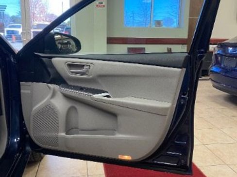 Used 2015 Toyota Camry LE image 11