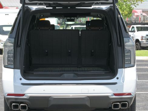 Used 2026 Chevrolet Suburban High Country AWD/4WD image 39