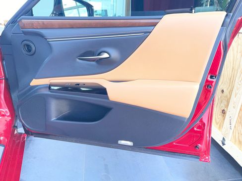 Used 2024 Lexus ES 300h w/ Premium Package image 16