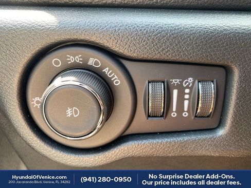Used 2026 Chrysler Pacifica Limited FWD image 8