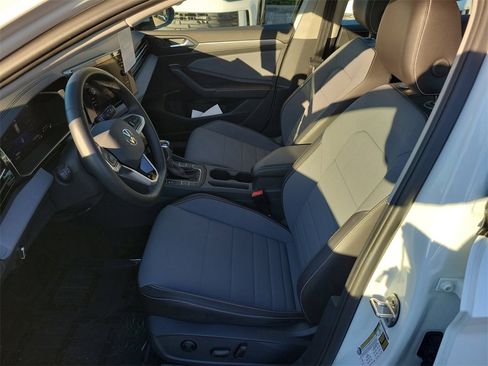 Used 2025 Volkswagen Jetta SE w/ Sunroof Package image 14