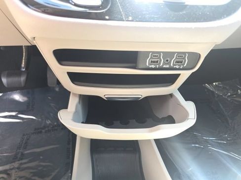 Used 2023 Chrysler Pacifica Touring-L FWD image 22