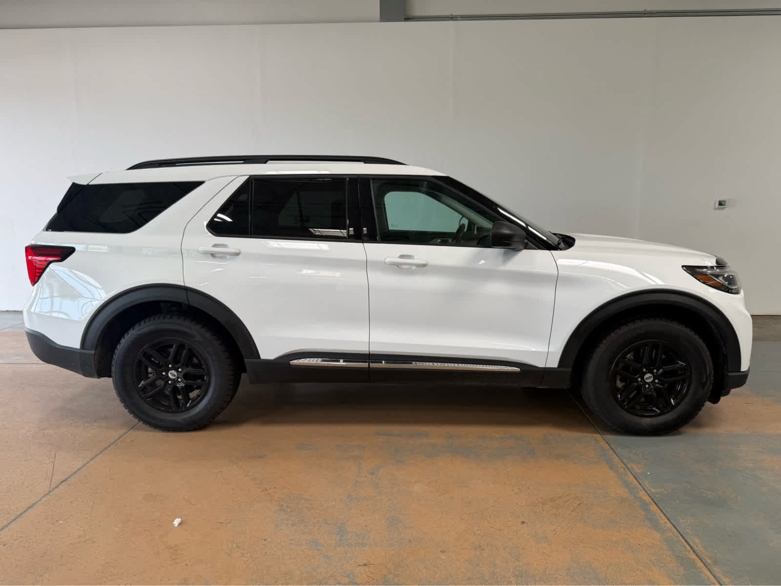 Used 2025 Ford Explorer Active AWD/4WD image 6