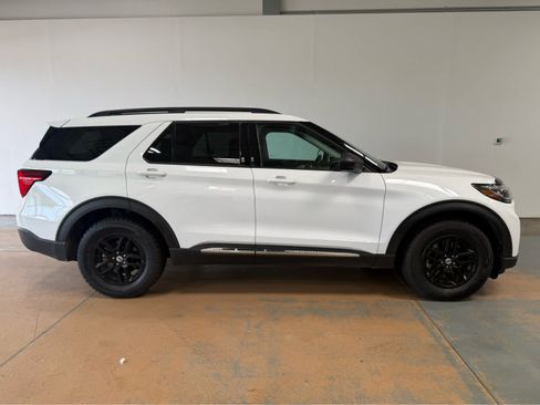 Used 2025 Ford Explorer Active AWD/4WD image 6