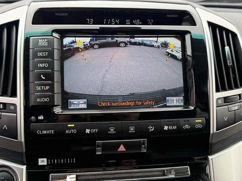 Used 2015 Toyota Land Cruiser image 29