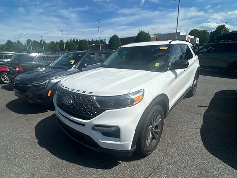 Used 2022 Ford Explorer XLT w/ Equipment Group 202A AWD/4WD image 2