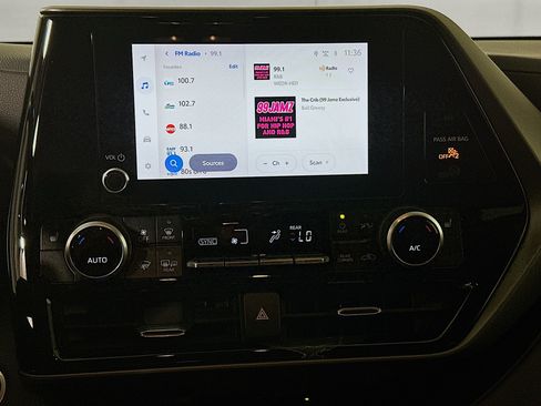 Used 2024 Toyota Highlander XLE FWD image 24