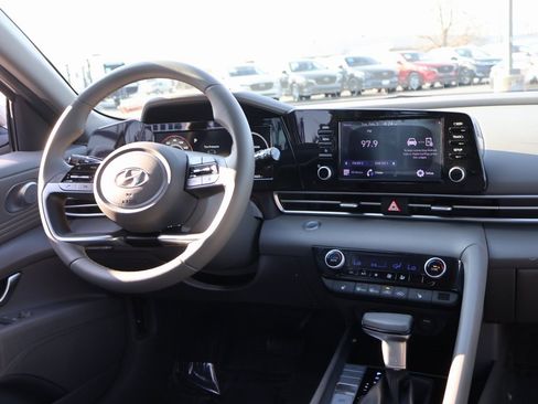 Used 2021 Hyundai Elantra SEL w/ Convenience Package image 14