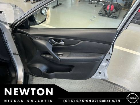Used 2020 Nissan Rogue SV FWD image 40