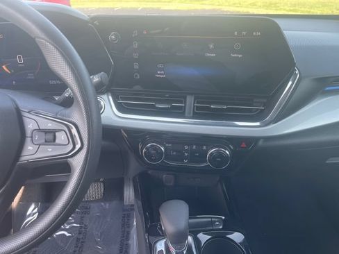 Used 2025 Chevrolet Trax LT FWD image 19
