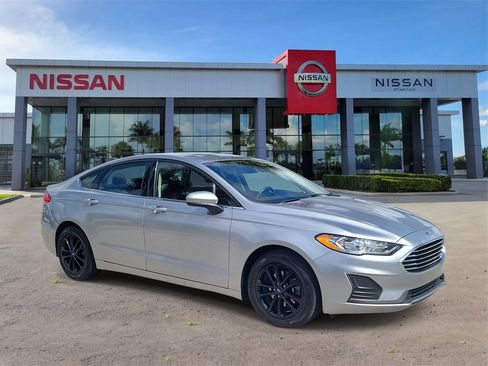 Used 2020 Ford Fusion SE image 2