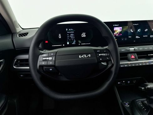 Certified 2025 Kia K4 FWD image 31