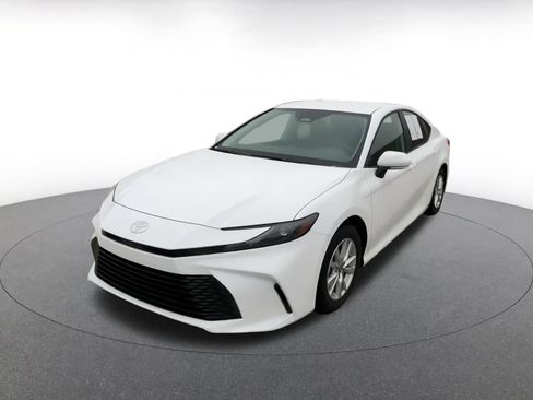 Used 2025 Toyota Camry LE image 7