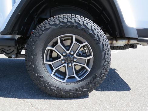 New 2025 Jeep Gladiator Mojave image 13